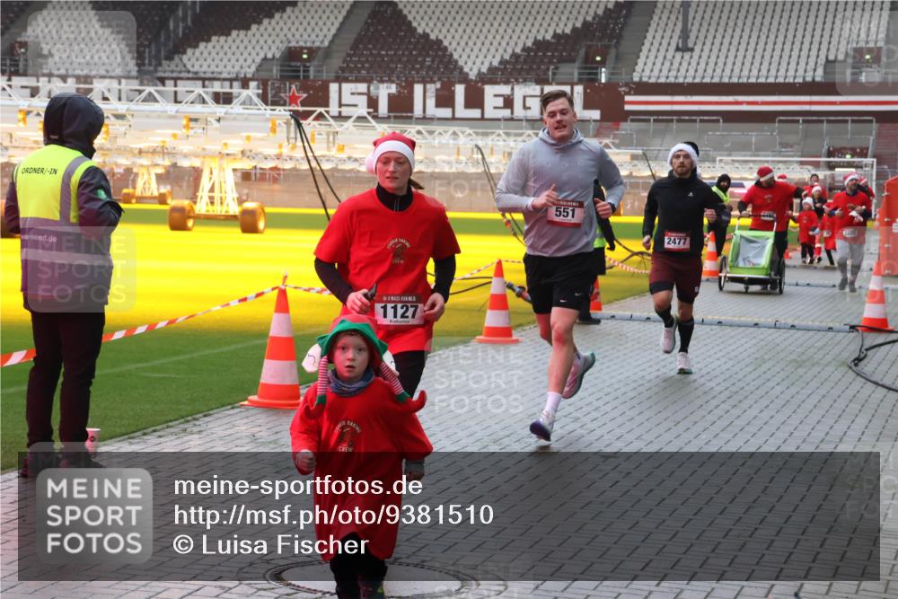 07.12.2025 - St. Pauli X-Mass-Run No. 15 Luisa Fischer http://msf.ph/oto/9381510 07.12.2025 11:17:43 Ziel 15, 1127, 9, 551, 2477, 551, 845, 1122, 1125, 1127, 1130, 1340, 1529, 1531, 1686, 2477, 2766, 2846, 2849 meine-sportfotos.de