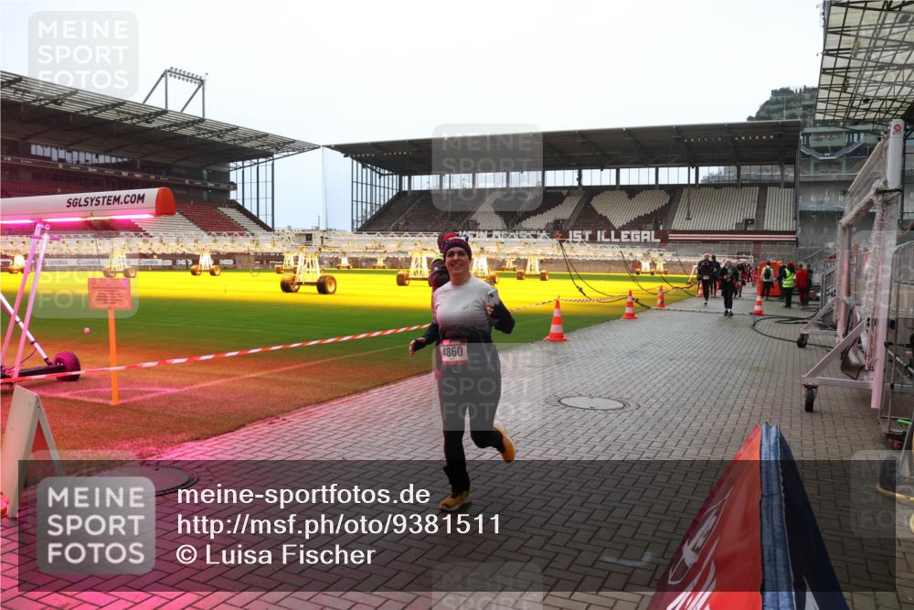 07.12.2025 - St. Pauli X-Mass-Run No. 15 Luisa Fischer http://msf.ph/oto/9381511 07.12.2025 10:46:01 Ziel 4860, 82, 401, 430, 467, 631, 636, 1041, 1096, 1245, 1419, 1715, 1823, 2076, 2079, 2086, 2089, 2158, 2218, 2220, 2324, 2326, 2355, 2356, 2524, 2525, 2535, 2926, 2934, 3350, 3835, 3838, 4616, 4619, 4620, 4762, 4854, 4860 meine-sportfotos.de
