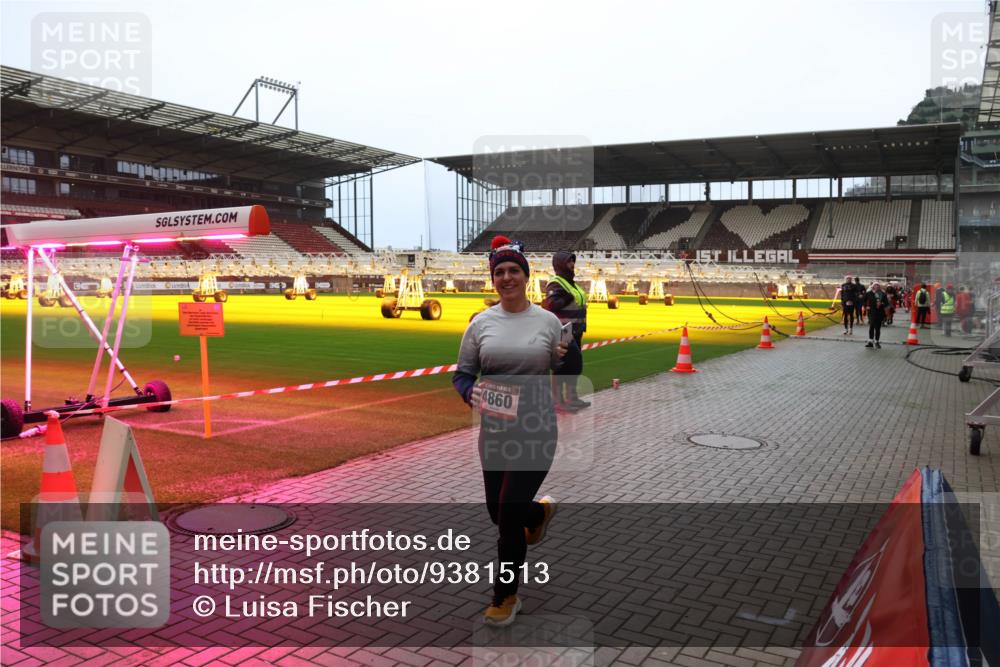 07.12.2025 - St. Pauli X-Mass-Run No. 15 Luisa Fischer http://msf.ph/oto/9381513 07.12.2025 10:46:02 Ziel 4860, 1, 82, 401, 430, 467, 631, 636, 1041, 1096, 1245, 1715, 1823, 2076, 2079, 2080, 2086, 2089, 2158, 2218, 2220, 2324, 2326, 2355, 2356, 2524, 2525, 2535, 2926, 2934, 3350, 3835, 3838, 4616, 4619, 4620, 4762, 4854, 4860 meine-sportfotos.de