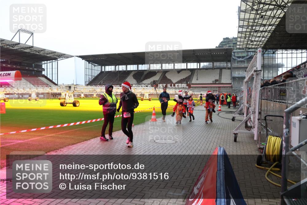 07.12.2025 - St. Pauli X-Mass-Run No. 15 Luisa Fischer http://msf.ph/oto/9381516 07.12.2025 10:46:11 Ziel 1823, 324, 292, 82, 401, 430, 467, 908, 1041, 1094, 1096, 1715, 1823, 2076, 2079, 2080, 2089, 2218, 2220, 2324, 2326, 2355, 2356, 2423, 2535, 2733, 2734, 2926, 2934, 3835, 3838, 4616, 4619, 4620, 4762, 4854, 4860 meine-sportfotos.de