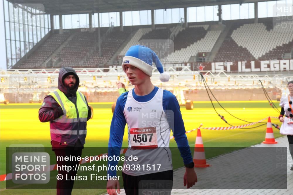 07.12.2025 - St. Pauli X-Mass-Run No. 15 Luisa Fischer http://msf.ph/oto/9381517 07.12.2025 10:11:15 Ziel 15, 4507, 176, 57, 550, 964, 979, 983, 1148, 1149, 1150, 1426, 1571, 1768, 1929, 1935, 2083, 2087, 2530, 4885 meine-sportfotos.de