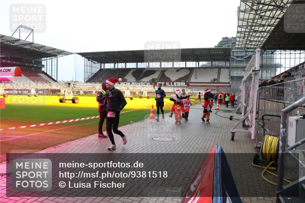 07.12.2025 - St. Pauli X-Mass-Run No. 15 Luisa Fischer http://msf.ph/oto/9381518 07.12.2025 10:46:12 Ziel 1823, 324, 292, 82, 401, 430, 467, 908, 1041, 1094, 1096, 1715, 1823, 2076, 2079, 2080, 2089, 2218, 2220, 2324, 2326, 2355, 2356, 2423, 2535, 2733, 2734, 2926, 2934, 3835, 3838, 4616, 4619, 4620, 4762, 4854, 4860 meine-sportfotos.de