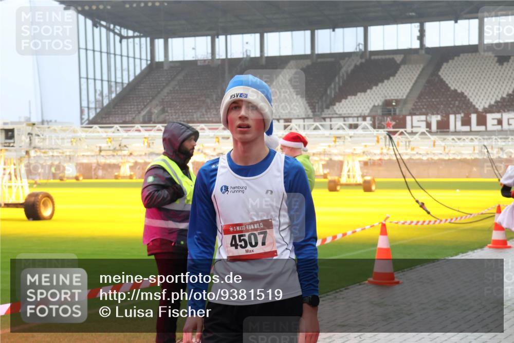 07.12.2025 - St. Pauli X-Mass-Run No. 15 Luisa Fischer http://msf.ph/oto/9381519 07.12.2025 10:11:15 Ziel 15, 4507, 57, 550, 964, 979, 983, 1148, 1149, 1150, 1426, 1571, 1768, 1929, 1935, 2083, 2087, 2530, 4885 meine-sportfotos.de