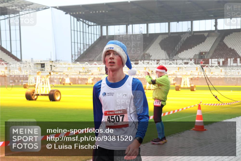 07.12.2025 - St. Pauli X-Mass-Run No. 15 Luisa Fischer http://msf.ph/oto/9381520 07.12.2025 10:11:15 Ziel 15, 4507, 3671, 57, 550, 964, 979, 983, 1148, 1149, 1150, 1426, 1571, 1768, 1929, 1935, 2083, 2087, 2530, 4885 meine-sportfotos.de