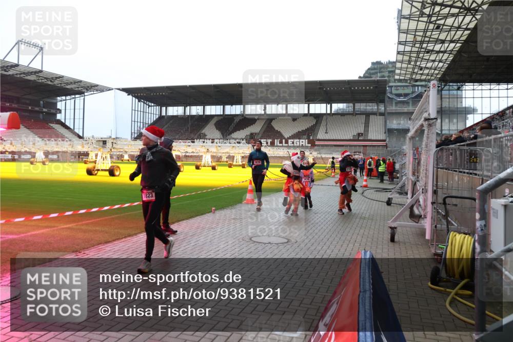 07.12.2025 - St. Pauli X-Mass-Run No. 15 Luisa Fischer http://msf.ph/oto/9381521 07.12.2025 10:46:12 Ziel 1823, 3835, 82, 401, 430, 467, 908, 1041, 1094, 1096, 1715, 1823, 2076, 2079, 2080, 2089, 2218, 2220, 2324, 2326, 2355, 2356, 2423, 2535, 2733, 2734, 2926, 2934, 3835, 3838, 4616, 4619, 4620, 4762, 4854, 4860 meine-sportfotos.de