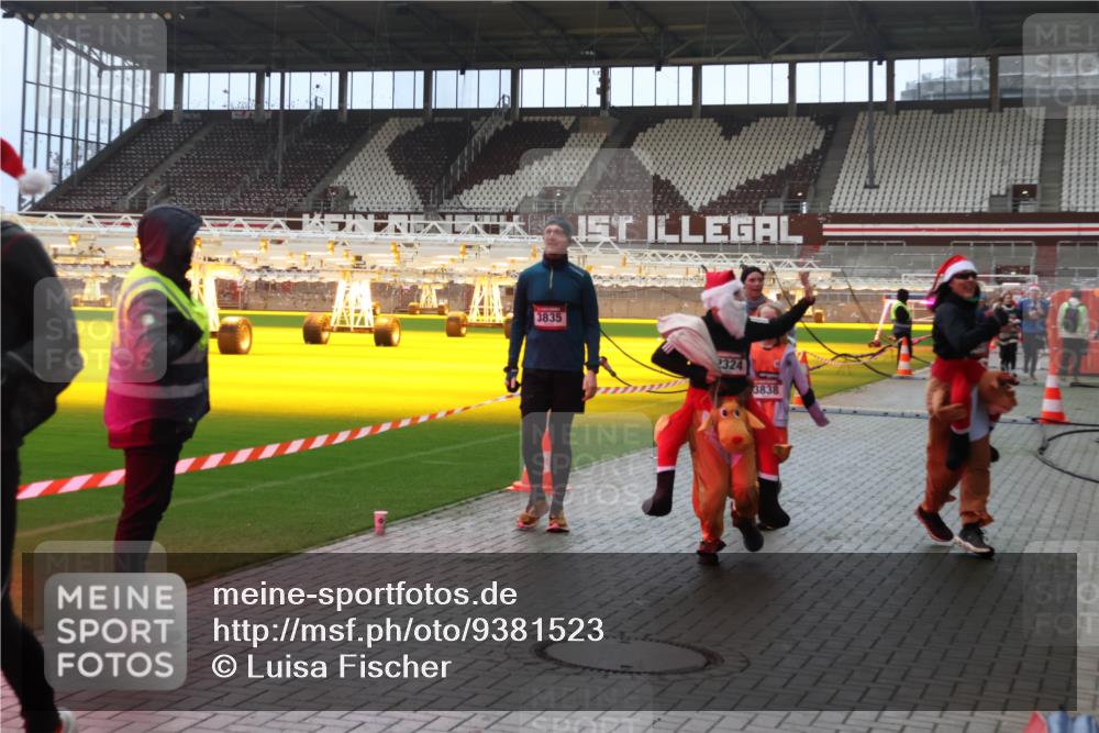 07.12.2025 - St. Pauli X-Mass-Run No. 15 Luisa Fischer http://msf.ph/oto/9381523 07.12.2025 10:46:12 Ziel 3835, 2324, 3838, 82, 401, 430, 467, 908, 1041, 1094, 1096, 1715, 1823, 2076, 2079, 2080, 2089, 2218, 2220, 2324, 2326, 2355, 2356, 2423, 2535, 2733, 2734, 2926, 2934, 3835, 3838, 4616, 4619, 4620, 4762, 4854, 4860 meine-sportfotos.de