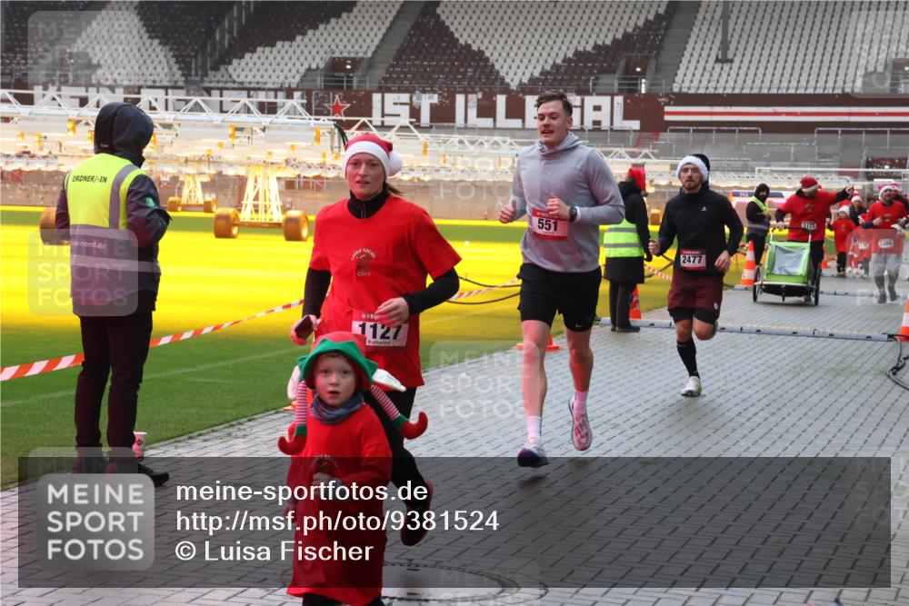 07.12.2025 - St. Pauli X-Mass-Run No. 15 Luisa Fischer http://msf.ph/oto/9381524 07.12.2025 11:17:44 Ziel 1127, 551, 1686, 2477, 551, 845, 1122, 1125, 1127, 1130, 1340, 1529, 1531, 1686, 2477, 2766, 2846, 2849 meine-sportfotos.de
