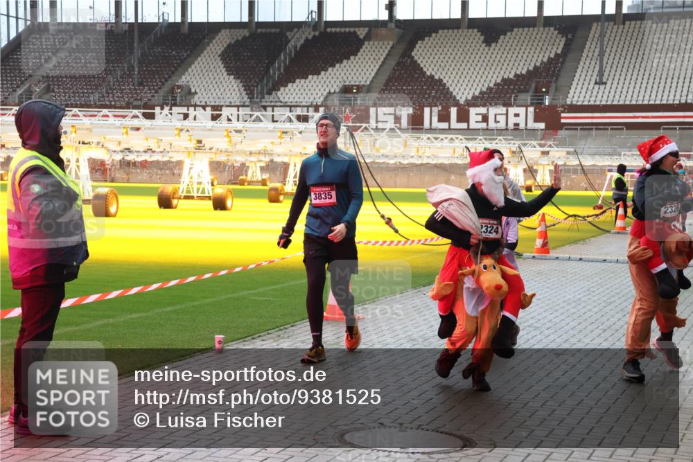 07.12.2025 - St. Pauli X-Mass-Run No. 15 Luisa Fischer http://msf.ph/oto/9381525 07.12.2025 10:46:13 Ziel 3835, 2324, 2326, 82, 401, 430, 467, 908, 1041, 1094, 1096, 1715, 1823, 2076, 2079, 2080, 2089, 2218, 2220, 2324, 2326, 2355, 2356, 2423, 2535, 2733, 2734, 2926, 2934, 3835, 3838, 4616, 4619, 4620, 4762, 4854, 4860 meine-sportfotos.de