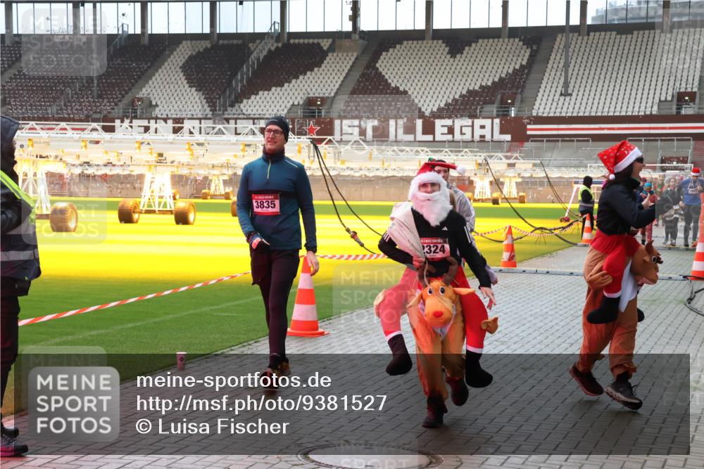 07.12.2025 - St. Pauli X-Mass-Run No. 15 Luisa Fischer http://msf.ph/oto/9381527 07.12.2025 10:46:13 Ziel 3835, 324, 82, 401, 430, 467, 908, 1041, 1094, 1096, 1715, 1823, 2076, 2079, 2080, 2089, 2218, 2220, 2324, 2326, 2355, 2356, 2423, 2535, 2733, 2734, 2926, 2934, 3835, 3838, 4616, 4619, 4620, 4762, 4854, 4860 meine-sportfotos.de