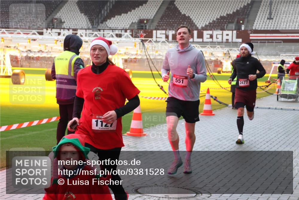 07.12.2025 - St. Pauli X-Mass-Run No. 15 Luisa Fischer http://msf.ph/oto/9381528 07.12.2025 11:17:44 Ziel 1127, 551, 2477, 551, 845, 1122, 1125, 1127, 1130, 1340, 1529, 1531, 1686, 2477, 2766, 2846, 2849 meine-sportfotos.de