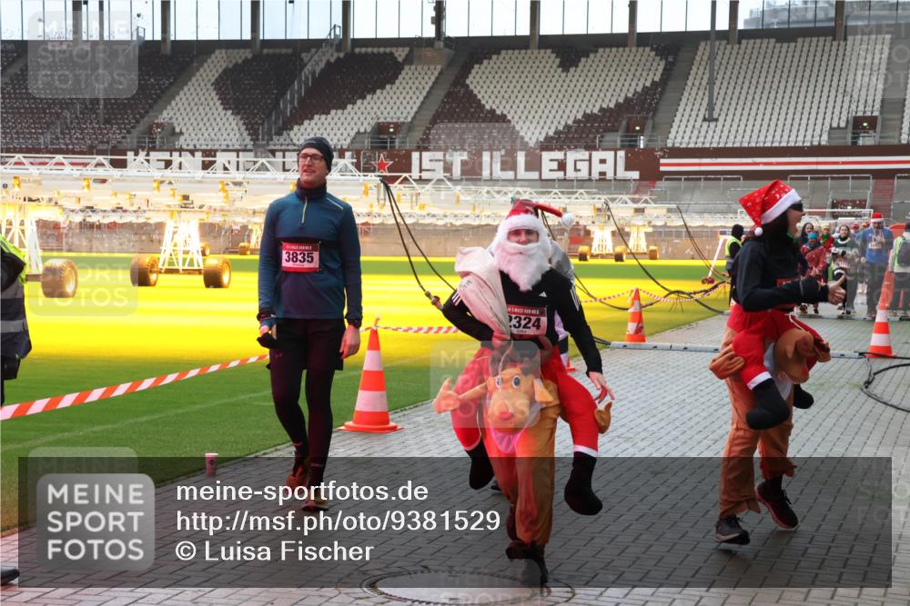07.12.2025 - St. Pauli X-Mass-Run No. 15 Luisa Fischer http://msf.ph/oto/9381529 07.12.2025 10:46:13 Ziel 3835, 324, 82, 401, 430, 467, 908, 1041, 1094, 1096, 1715, 1823, 2076, 2079, 2080, 2089, 2218, 2220, 2324, 2326, 2355, 2356, 2423, 2535, 2733, 2734, 2926, 2934, 3835, 3838, 4616, 4619, 4620, 4762, 4854, 4860 meine-sportfotos.de