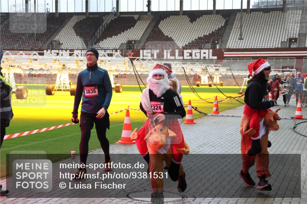 07.12.2025 - St. Pauli X-Mass-Run No. 15 Luisa Fischer http://msf.ph/oto/9381531 07.12.2025 10:46:14 Ziel 3835, 324, 232, 1041, 178, 183, 401, 430, 467, 908, 1041, 1094, 1096, 1715, 1823, 1955, 2076, 2079, 2080, 2089, 2218, 2220, 2324, 2326, 2334, 2355, 2356, 2423, 2535, 2733, 2734, 2926, 2934, 3835, 3838, 4616, 4619, 4620, 4762, 4854, 4860 meine-sportfotos.de