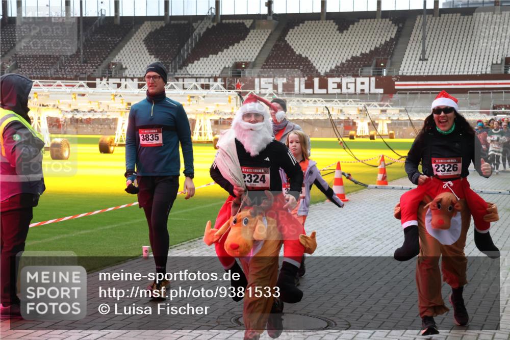 07.12.2025 - St. Pauli X-Mass-Run No. 15 Luisa Fischer http://msf.ph/oto/9381533 07.12.2025 10:46:14 Ziel 3835, 15, 2324, 11, 15, 2326, 178, 183, 401, 430, 467, 908, 1041, 1094, 1096, 1715, 1823, 1955, 2076, 2079, 2080, 2089, 2218, 2220, 2324, 2326, 2334, 2355, 2356, 2423, 2535, 2733, 2734, 2926, 2934, 3835, 3838, 4616, 4619, 4620, 4762, 4854, 4860 meine-sportfotos.de