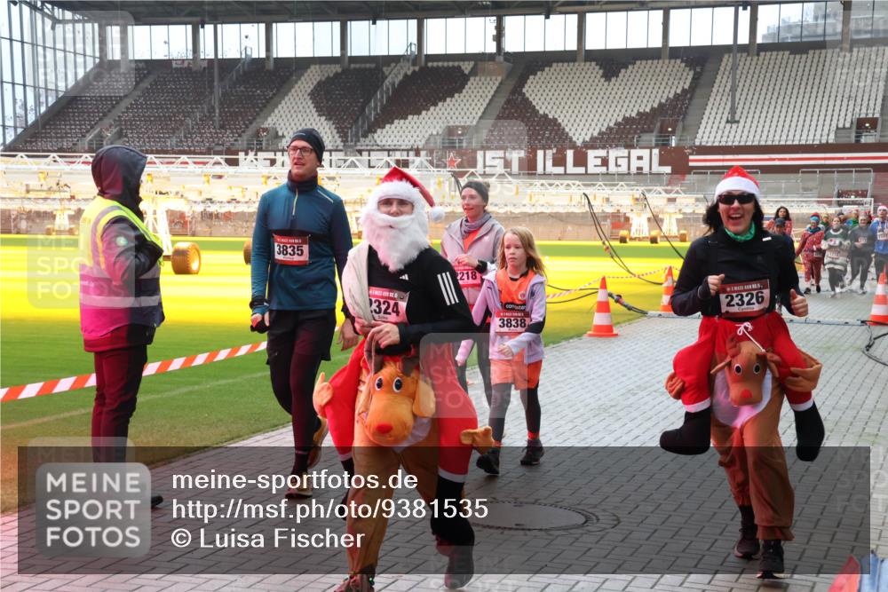 07.12.2025 - St. Pauli X-Mass-Run No. 15 Luisa Fischer http://msf.ph/oto/9381535 07.12.2025 10:46:14 Ziel 3835, 324, 2218, 3838, 5, 2326, 178, 183, 401, 430, 467, 908, 1041, 1094, 1096, 1715, 1823, 1955, 2076, 2079, 2080, 2089, 2218, 2220, 2324, 2326, 2334, 2355, 2356, 2423, 2535, 2733, 2734, 2926, 2934, 3835, 3838, 4616, 4619, 4620, 4762, 4854, 4860 meine-sportfotos.de