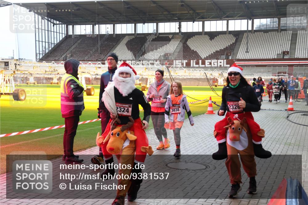 07.12.2025 - St. Pauli X-Mass-Run No. 15 Luisa Fischer http://msf.ph/oto/9381537 07.12.2025 10:46:15 Ziel 5, 2324, 2218, 3838, 2326, 4619, 162, 178, 183, 401, 430, 467, 908, 1041, 1094, 1096, 1715, 1823, 1955, 2076, 2079, 2080, 2089, 2218, 2324, 2326, 2334, 2355, 2356, 2423, 2535, 2733, 2734, 2926, 2934, 3835, 3838, 4616, 4619, 4620, 4762, 4854, 4860 meine-sportfotos.de