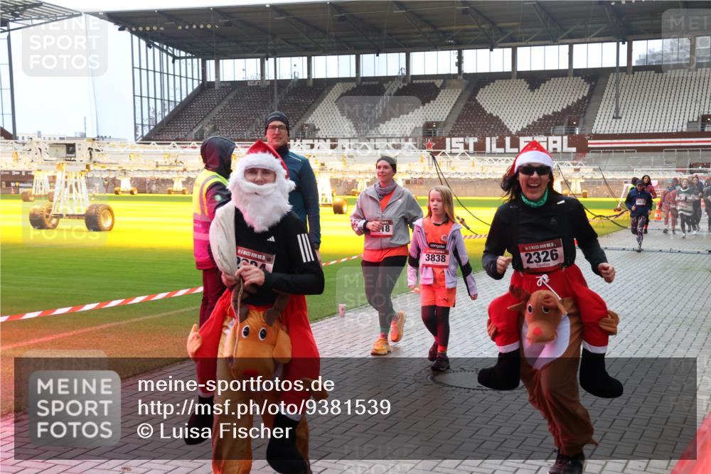 07.12.2025 - St. Pauli X-Mass-Run No. 15 Luisa Fischer http://msf.ph/oto/9381539 07.12.2025 10:46:15 Ziel 15, 18, 3838, 1, 2326, 4619, 162, 178, 183, 401, 430, 467, 908, 1041, 1094, 1096, 1715, 1823, 1955, 2076, 2079, 2080, 2089, 2218, 2324, 2326, 2334, 2355, 2356, 2423, 2535, 2733, 2734, 2926, 2934, 3835, 3838, 4616, 4619, 4620, 4762, 4854, 4860 meine-sportfotos.de
