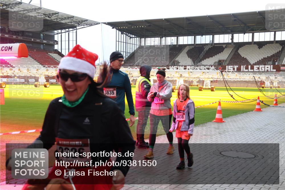 07.12.2025 - St. Pauli X-Mass-Run No. 15 Luisa Fischer http://msf.ph/oto/9381550 07.12.2025 10:46:16 Ziel 2326, 3835, 2218, 3838, 162, 178, 183, 401, 430, 467, 908, 1041, 1094, 1096, 1715, 1823, 1955, 2076, 2079, 2080, 2089, 2218, 2324, 2326, 2334, 2355, 2356, 2423, 2535, 2733, 2734, 2926, 3835, 3838, 4616, 4619, 4620, 4762, 4854, 4860 meine-sportfotos.de