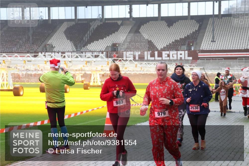 07.12.2025 - St. Pauli X-Mass-Run No. 15 Luisa Fischer http://msf.ph/oto/9381554 07.12.2025 10:11:28 Ziel 983, 5, 979, 2530, 1149, 1150, 57, 979, 983, 1148, 1149, 1150, 1426, 1768, 1929, 1935, 1969, 2530, 3354, 3815, 4499, 4525, 4885 meine-sportfotos.de