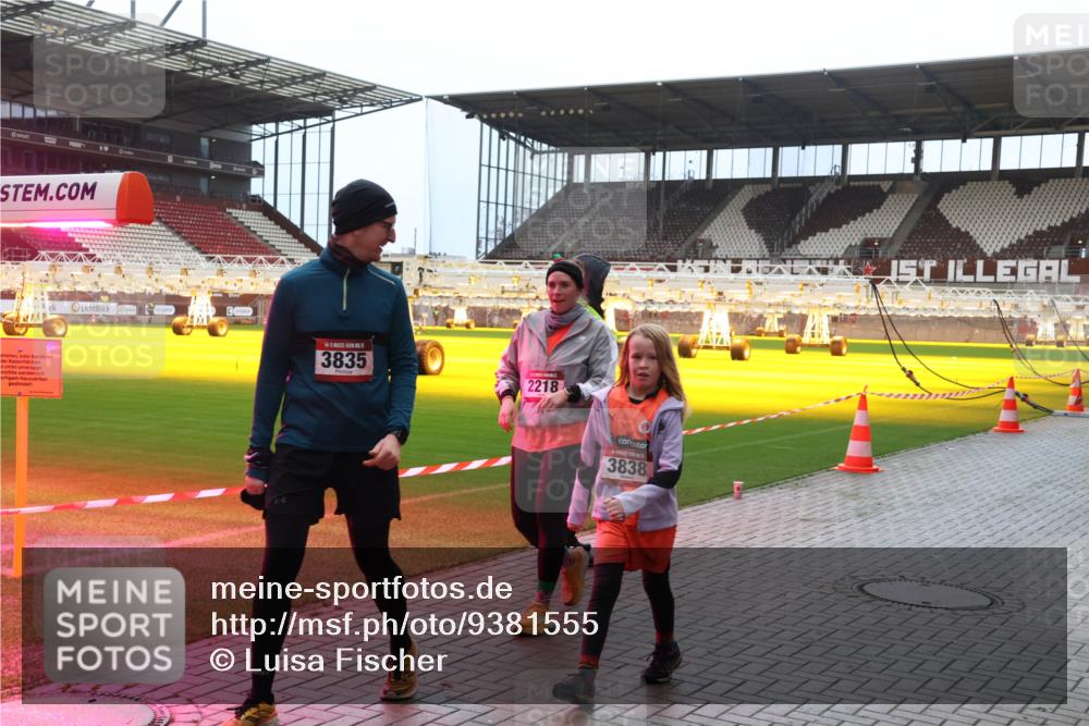 07.12.2025 - St. Pauli X-Mass-Run No. 15 Luisa Fischer http://msf.ph/oto/9381555 07.12.2025 10:46:17 Ziel 3835, 2218, 3838, 162, 178, 183, 430, 467, 908, 1041, 1094, 1096, 1715, 1823, 1955, 2076, 2079, 2080, 2089, 2218, 2324, 2326, 2334, 2423, 2535, 2733, 2734, 3835, 3838, 4616, 4619, 4620, 4762, 4854, 4860 meine-sportfotos.de