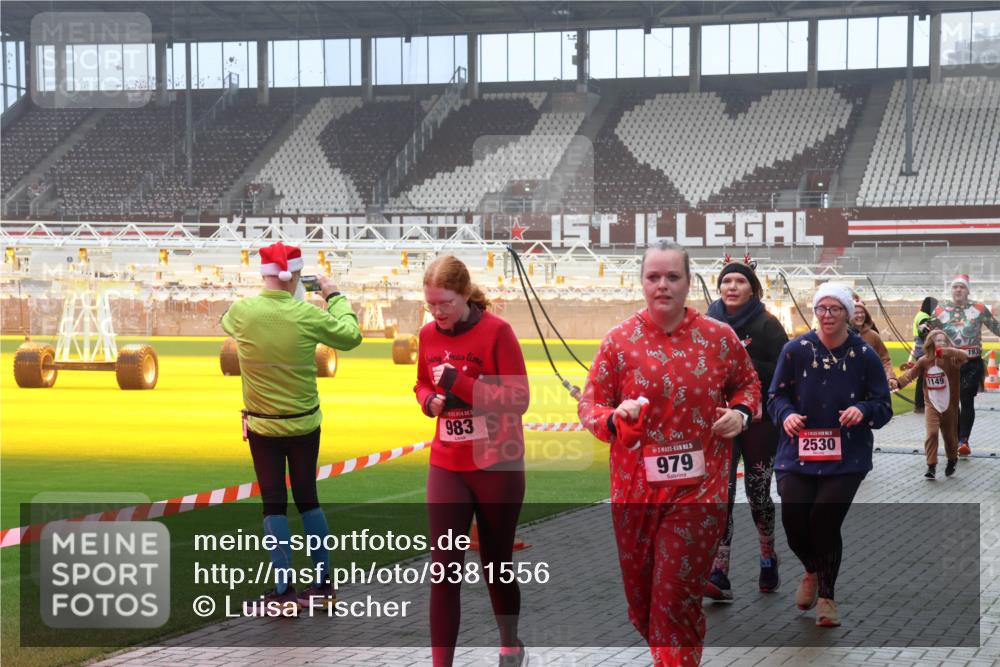 07.12.2025 - St. Pauli X-Mass-Run No. 15 Luisa Fischer http://msf.ph/oto/9381556 07.12.2025 10:11:28 Ziel 983, 5, 979, 2530, 1149, 57, 979, 983, 1148, 1149, 1150, 1426, 1768, 1929, 1935, 1969, 2530, 3354, 3815, 4499, 4525, 4885 meine-sportfotos.de