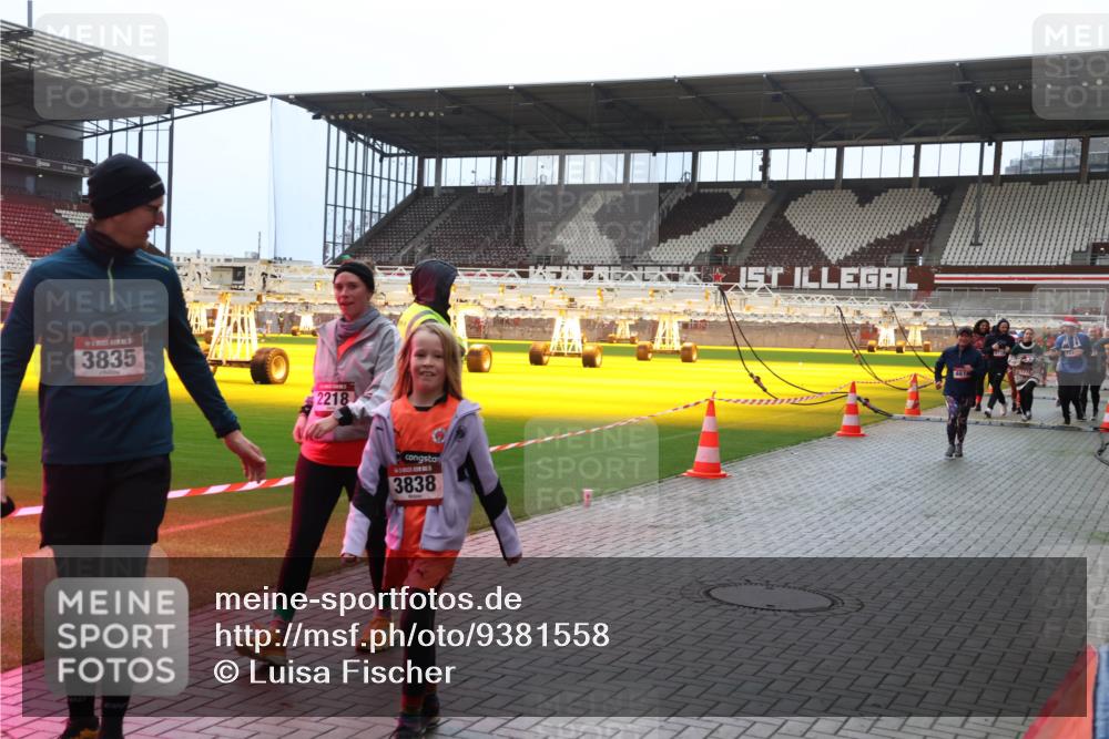 07.12.2025 - St. Pauli X-Mass-Run No. 15 Luisa Fischer http://msf.ph/oto/9381558 07.12.2025 10:46:17 Ziel 3835, 2218, 3838, 461, 162, 178, 183, 430, 467, 908, 1041, 1094, 1096, 1715, 1823, 1955, 2076, 2079, 2080, 2089, 2218, 2324, 2326, 2334, 2423, 2535, 2733, 2734, 3835, 3838, 4616, 4619, 4620, 4762, 4854, 4860 meine-sportfotos.de