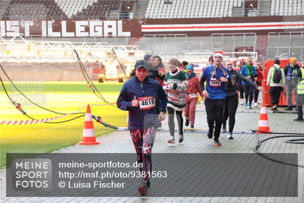 07.12.2025 - St. Pauli X-Mass-Run No. 15 Luisa Fischer http://msf.ph/oto/9381563 07.12.2025 10:46:19 Ziel 4619, 1715, 1041, 2076, 38, 41, 162, 178, 183, 908, 1041, 1094, 1715, 1823, 1955, 2076, 2079, 2080, 2089, 2216, 2218, 2324, 2326, 2334, 2423, 2535, 2574, 2733, 2734, 3835, 3838, 4616, 4619, 4620, 4762, 4854, 4860 meine-sportfotos.de