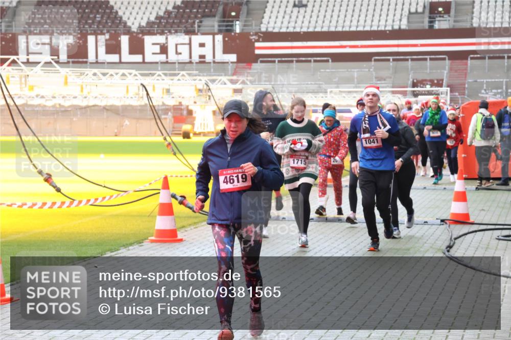 07.12.2025 - St. Pauli X-Mass-Run No. 15 Luisa Fischer http://msf.ph/oto/9381565 07.12.2025 10:46:19 Ziel 4619, 1715, 26, 1041, 1, 1, 38, 41, 162, 178, 183, 908, 1041, 1094, 1715, 1823, 1955, 2076, 2079, 2080, 2089, 2216, 2218, 2324, 2326, 2334, 2423, 2535, 2574, 2733, 2734, 3835, 3838, 4616, 4619, 4620, 4762, 4854, 4860 meine-sportfotos.de