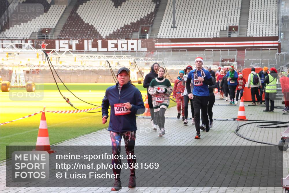 07.12.2025 - St. Pauli X-Mass-Run No. 15 Luisa Fischer http://msf.ph/oto/9381569 07.12.2025 10:46:20 Ziel 4615, 1715, 1041, 810, 38, 41, 162, 178, 183, 908, 1041, 1094, 1715, 1823, 1955, 2076, 2079, 2080, 2089, 2216, 2218, 2324, 2326, 2334, 2423, 2574, 2733, 2734, 3835, 3838, 4616, 4619, 4620, 4762, 4854, 4860 meine-sportfotos.de