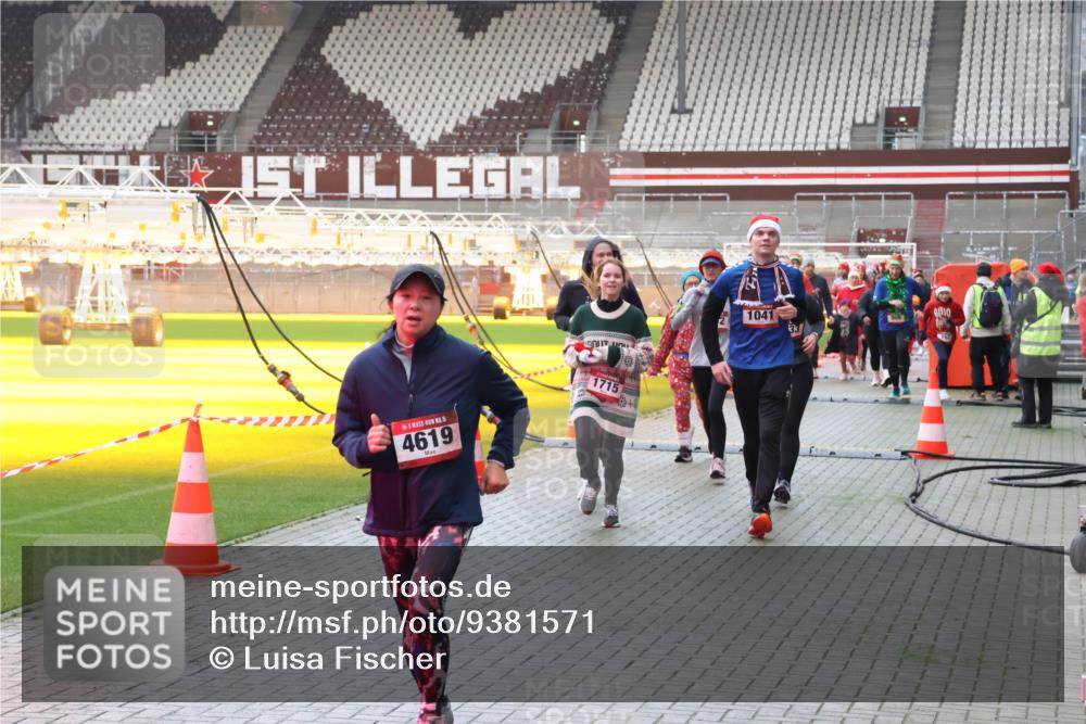 07.12.2025 - St. Pauli X-Mass-Run No. 15 Luisa Fischer http://msf.ph/oto/9381571 07.12.2025 10:46:20 Ziel 5, 4619, 1715, 1041, 38, 41, 162, 178, 183, 908, 1041, 1094, 1715, 1823, 1955, 2076, 2079, 2080, 2089, 2216, 2218, 2324, 2326, 2334, 2423, 2574, 2733, 2734, 3835, 3838, 4616, 4619, 4620, 4762, 4854, 4860 meine-sportfotos.de