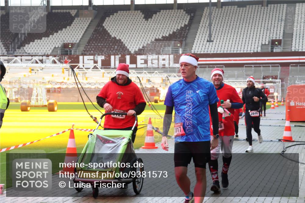 07.12.2025 - St. Pauli X-Mass-Run No. 15 Luisa Fischer http://msf.ph/oto/9381573 07.12.2025 11:17:53 Ziel 5, 1017, 6, 2846, 551, 845, 1122, 1125, 1127, 1130, 1340, 1529, 1531, 1686, 2477, 2766, 2846, 2849 meine-sportfotos.de