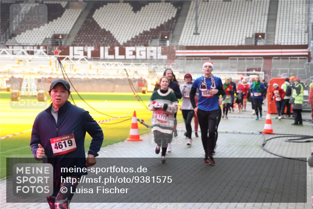 07.12.2025 - St. Pauli X-Mass-Run No. 15 Luisa Fischer http://msf.ph/oto/9381575 07.12.2025 10:46:21 Ziel 15, 4619, 104, 38, 41, 162, 178, 183, 908, 1041, 1094, 1715, 1823, 1955, 2076, 2079, 2080, 2082, 2089, 2216, 2218, 2324, 2326, 2334, 2423, 2574, 2733, 2734, 3835, 3838, 4616, 4619, 4620, 4762, 4854, 4860 meine-sportfotos.de