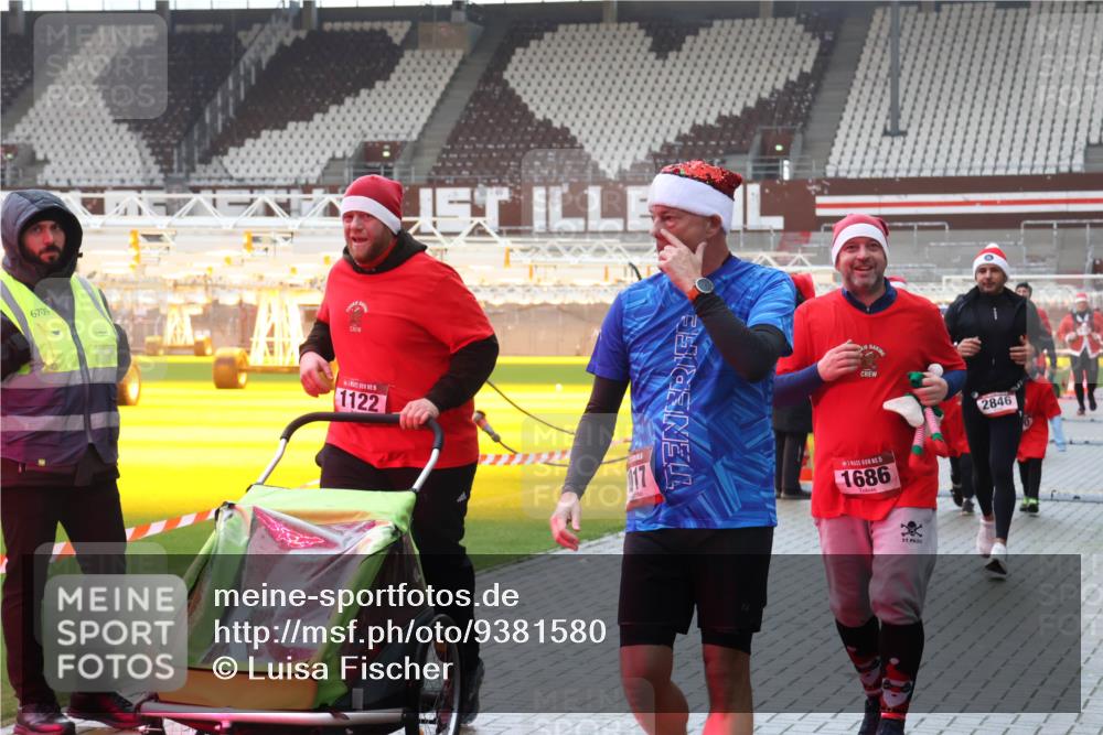 07.12.2025 - St. Pauli X-Mass-Run No. 15 Luisa Fischer http://msf.ph/oto/9381580 07.12.2025 11:17:54 Ziel 6709, 1122, 17, 15, 1686, 2846, 551, 845, 1122, 1125, 1127, 1130, 1340, 1529, 1531, 1686, 2477, 2766, 2846, 2849 meine-sportfotos.de