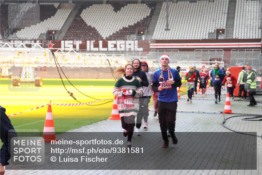 07.12.2025 - St. Pauli X-Mass-Run No. 15 Luisa Fischer http://msf.ph/oto/9381581 07.12.2025 10:46:22 Ziel 1715, 1041, 38, 41, 162, 168, 178, 183, 908, 1041, 1094, 1715, 1823, 1955, 2076, 2079, 2080, 2082, 2089, 2216, 2218, 2324, 2326, 2334, 2423, 2574, 2733, 2734, 3835, 3838, 4616, 4619, 4620, 4762, 4854, 4860 meine-sportfotos.de