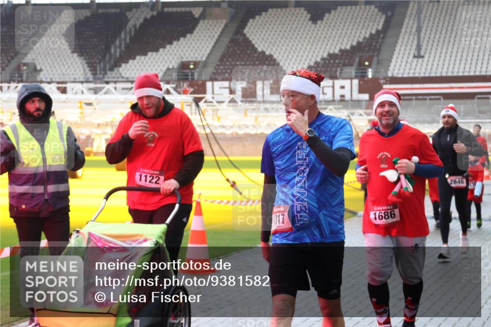 07.12.2025 - St. Pauli X-Mass-Run No. 15 Luisa Fischer http://msf.ph/oto/9381582 07.12.2025 11:17:54 Ziel 6709, 1122, 1017, 1686, 2846, 551, 845, 1122, 1125, 1127, 1130, 1340, 1529, 1531, 1686, 2477, 2766, 2846, 2849 meine-sportfotos.de