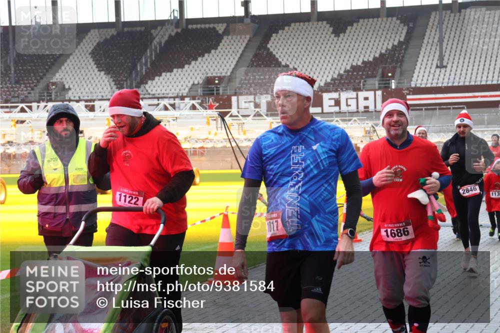 07.12.2025 - St. Pauli X-Mass-Run No. 15 Luisa Fischer http://msf.ph/oto/9381584 07.12.2025 11:17:54 Ziel 6709, 1122, 1017, 15, 1686, 2846, 1130, 551, 845, 1122, 1125, 1127, 1130, 1340, 1529, 1531, 1686, 2477, 2766, 2846, 2849 meine-sportfotos.de