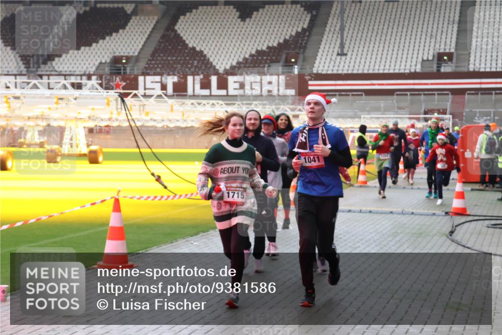 07.12.2025 - St. Pauli X-Mass-Run No. 15 Luisa Fischer http://msf.ph/oto/9381586 07.12.2025 10:46:22 Ziel 1715, 1041, 38, 41, 162, 168, 178, 183, 908, 1041, 1094, 1715, 1823, 1955, 2076, 2079, 2080, 2082, 2089, 2216, 2218, 2324, 2326, 2334, 2423, 2574, 2733, 2734, 3835, 3838, 4616, 4619, 4620, 4762, 4854, 4860 meine-sportfotos.de