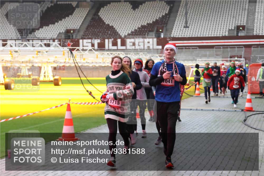 07.12.2025 - St. Pauli X-Mass-Run No. 15 Luisa Fischer http://msf.ph/oto/9381588 07.12.2025 10:46:23 Ziel 1715, 1041, 38, 41, 162, 168, 178, 183, 908, 1041, 1094, 1715, 1823, 1955, 2076, 2079, 2080, 2082, 2089, 2216, 2218, 2324, 2326, 2334, 2423, 2574, 2733, 2734, 3835, 3838, 4616, 4619, 4620, 4762, 4854, 4860 meine-sportfotos.de