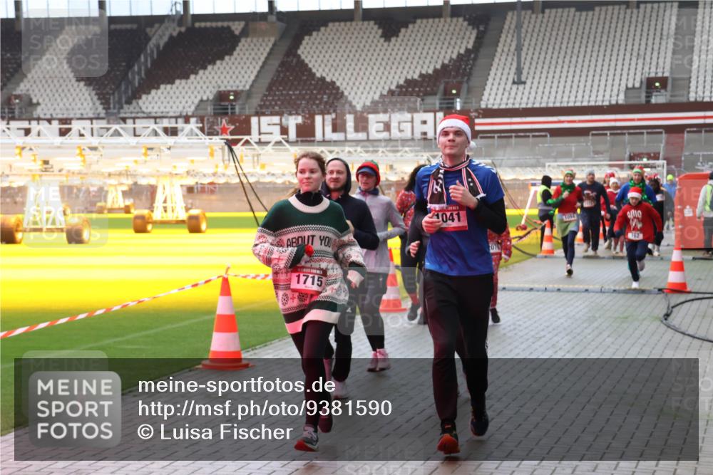 07.12.2025 - St. Pauli X-Mass-Run No. 15 Luisa Fischer http://msf.ph/oto/9381590 07.12.2025 10:46:23 Ziel 1715, 041, 1654, 762, 38, 41, 162, 168, 178, 183, 908, 1041, 1094, 1715, 1823, 1955, 2076, 2079, 2080, 2082, 2089, 2216, 2218, 2324, 2326, 2334, 2423, 2574, 2733, 2734, 3835, 3838, 4616, 4619, 4620, 4762, 4854, 4860 meine-sportfotos.de