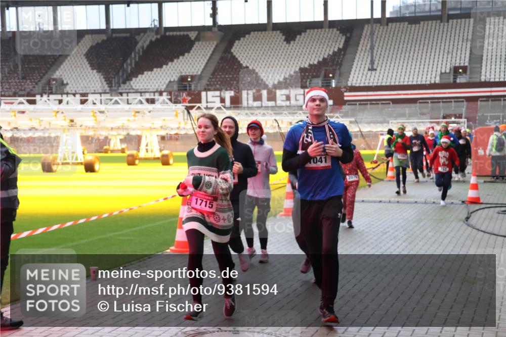 07.12.2025 - St. Pauli X-Mass-Run No. 15 Luisa Fischer http://msf.ph/oto/9381594 07.12.2025 10:46:23 Ziel 1715, 041, 2076, 38, 41, 162, 168, 178, 183, 908, 1041, 1094, 1715, 1823, 1955, 2076, 2079, 2080, 2082, 2089, 2216, 2218, 2324, 2326, 2334, 2423, 2574, 2733, 2734, 3835, 3838, 4616, 4619, 4620, 4762, 4854, 4860 meine-sportfotos.de