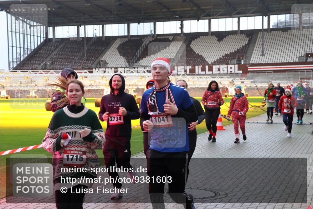 07.12.2025 - St. Pauli X-Mass-Run No. 15 Luisa Fischer http://msf.ph/oto/9381603 07.12.2025 10:46:25 Ziel 2734, 1041, 15, 1715, 2079, 1054, 162, 908, 38, 41, 153, 162, 168, 178, 183, 908, 1041, 1094, 1715, 1823, 1955, 2076, 2079, 2080, 2082, 2089, 2216, 2218, 2324, 2326, 2334, 2423, 2574, 2733, 2734, 3835, 3838, 4616, 4619, 4620, 4762, 4854, 4860 meine-sportfotos.de