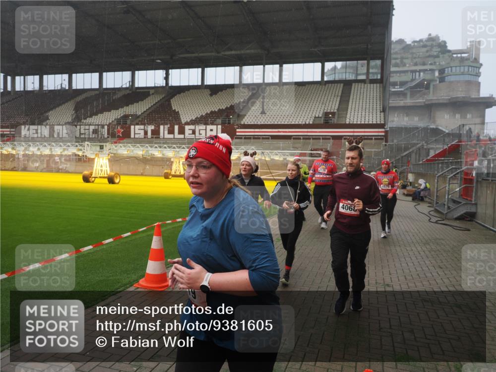 07.12.2025 - St. Pauli X-Mass-Run No. 15 Fabian Wolf http://msf.ph/oto/9381605 07.12.2025 10:09:02 Ziel 19, 390, 786, 1176, 1461, 1465, 1570, 1575, 1576, 2126, 2521, 3300, 3484, 3891, 3904, 3907, 4066, 4067, 4068, 4113 meine-sportfotos.de