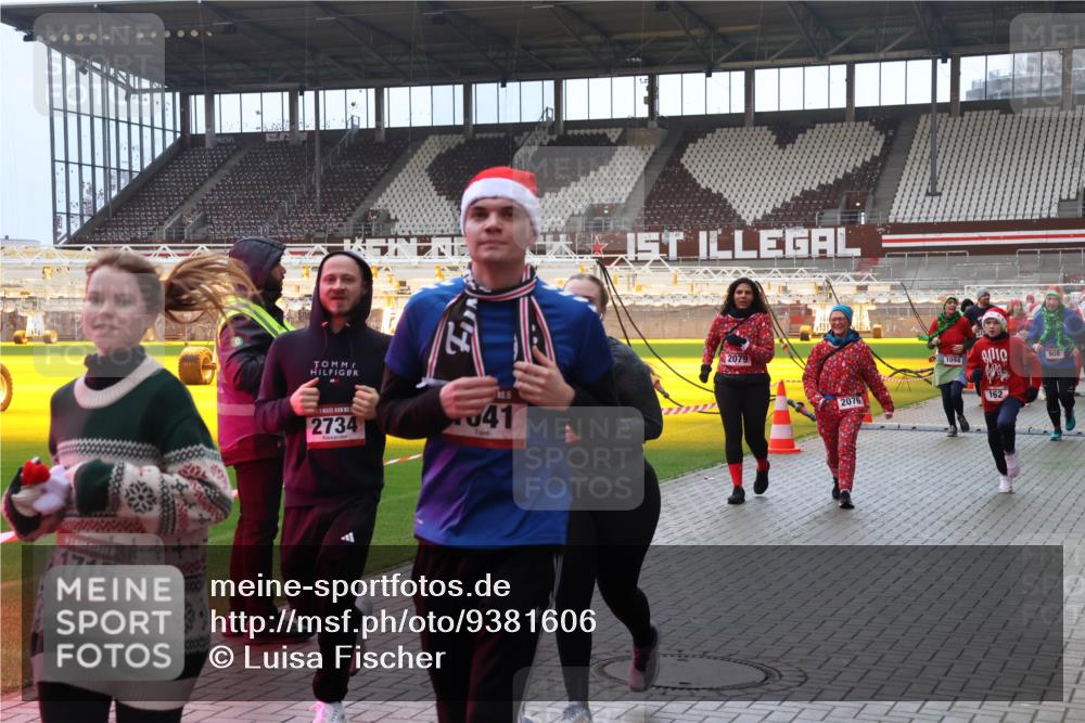 07.12.2025 - St. Pauli X-Mass-Run No. 15 Luisa Fischer http://msf.ph/oto/9381606 07.12.2025 10:46:25 Ziel 1715, 2734, 5, 41, 2079, 2076, 1094, 908, 162, 38, 41, 153, 162, 168, 178, 183, 908, 1041, 1094, 1715, 1823, 1955, 2076, 2079, 2080, 2082, 2089, 2216, 2218, 2324, 2326, 2334, 2423, 2574, 2733, 2734, 3835, 3838, 4616, 4619, 4620, 4762, 4854, 4860 meine-sportfotos.de
