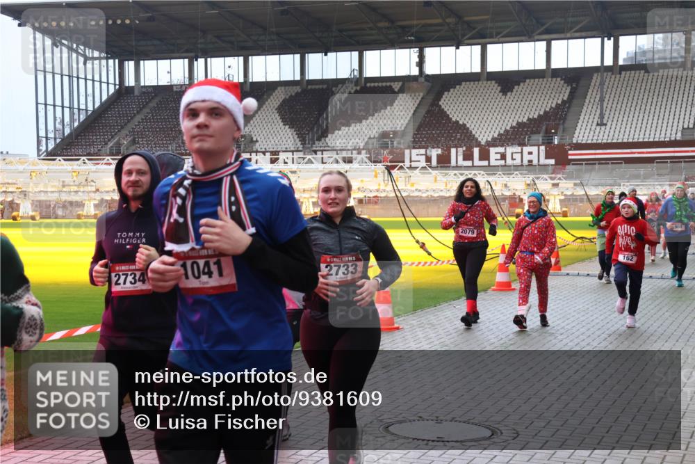 07.12.2025 - St. Pauli X-Mass-Run No. 15 Luisa Fischer http://msf.ph/oto/9381609 07.12.2025 10:46:25 Ziel 2734, 1041, 5, 2733, 2079, 162, 908, 38, 41, 153, 162, 168, 178, 183, 908, 1041, 1094, 1715, 1823, 1955, 2076, 2079, 2080, 2082, 2089, 2216, 2218, 2324, 2326, 2334, 2423, 2574, 2733, 2734, 3835, 3838, 4616, 4619, 4620, 4762, 4854, 4860 meine-sportfotos.de