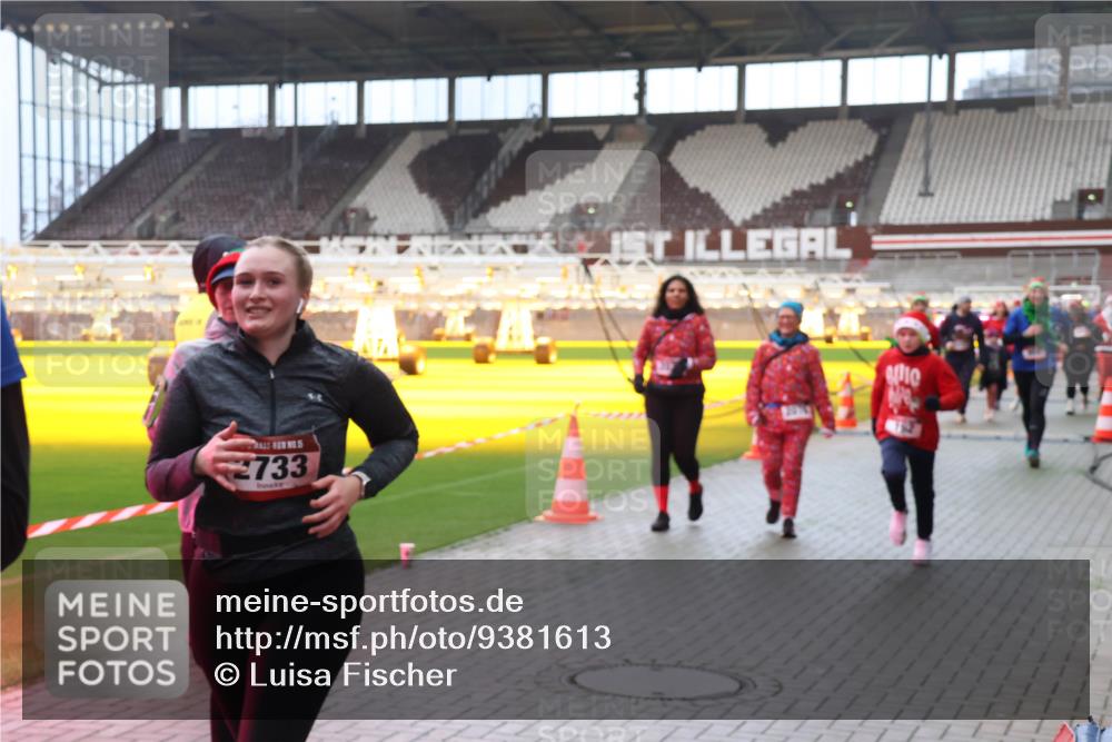 07.12.2025 - St. Pauli X-Mass-Run No. 15 Luisa Fischer http://msf.ph/oto/9381613 07.12.2025 10:46:26 Ziel 2733, 38, 41, 153, 162, 168, 178, 183, 908, 914, 917, 1041, 1094, 1715, 1823, 1955, 2076, 2079, 2080, 2082, 2089, 2216, 2218, 2324, 2326, 2334, 2423, 2574, 2733, 2734, 3835, 3838, 4589, 4616, 4619, 4620, 4762, 4854, 4860 meine-sportfotos.de