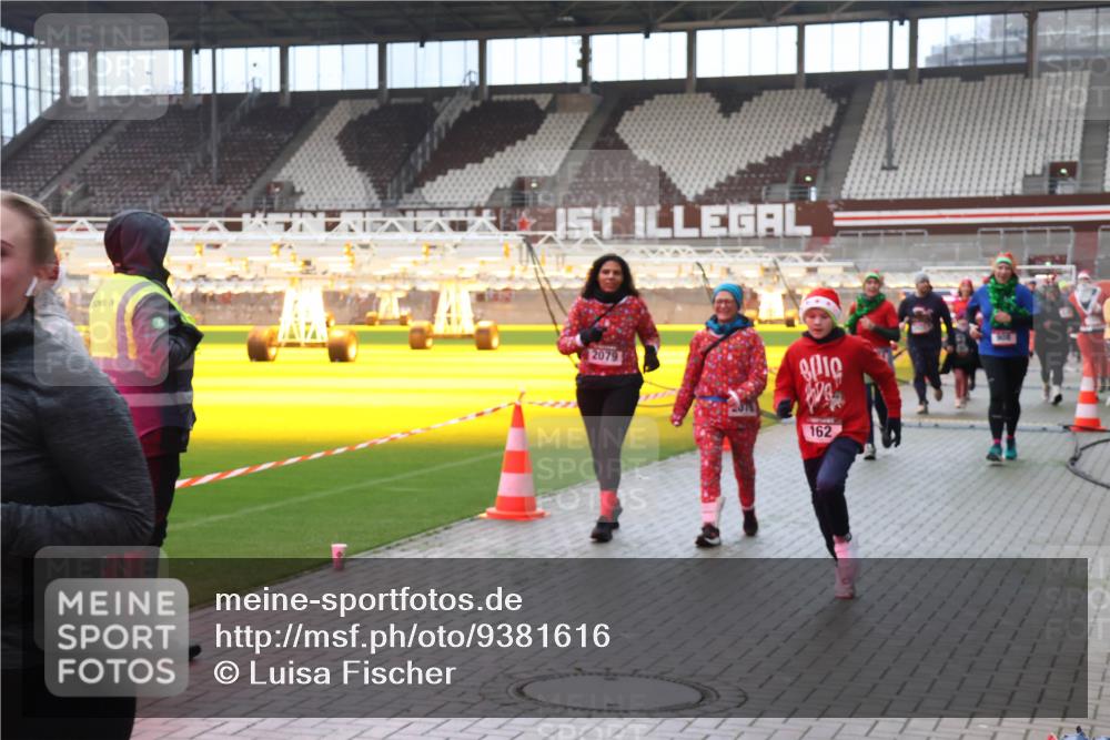 07.12.2025 - St. Pauli X-Mass-Run No. 15 Luisa Fischer http://msf.ph/oto/9381616 07.12.2025 10:46:26 Ziel 2079, 162, 38, 41, 153, 162, 168, 178, 183, 908, 914, 917, 1041, 1094, 1715, 1823, 1955, 2076, 2079, 2080, 2082, 2089, 2216, 2218, 2324, 2326, 2334, 2423, 2574, 2733, 2734, 3835, 3838, 4589, 4616, 4619, 4620, 4762, 4854, 4860 meine-sportfotos.de
