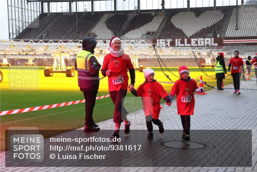 07.12.2025 - St. Pauli X-Mass-Run No. 15 Luisa Fischer http://msf.ph/oto/9381617 07.12.2025 11:18:00 Ziel 1529, 1130, 1125, 551, 845, 1122, 1125, 1127, 1130, 1340, 1529, 1531, 1686, 2477, 2766, 2846, 2849, 2915, 4627 meine-sportfotos.de