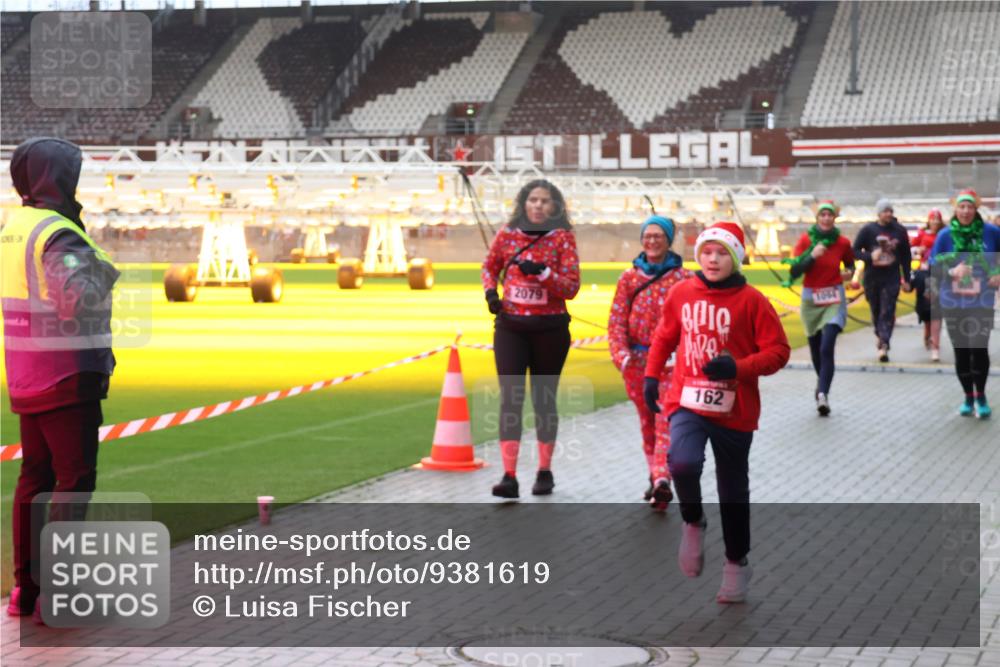 07.12.2025 - St. Pauli X-Mass-Run No. 15 Luisa Fischer http://msf.ph/oto/9381619 07.12.2025 10:46:27 Ziel 1, 2079, 1044, 162, 38, 41, 153, 162, 168, 178, 183, 908, 914, 917, 1041, 1094, 1715, 1823, 1955, 2076, 2079, 2080, 2082, 2089, 2216, 2218, 2303, 2306, 2324, 2326, 2334, 2423, 2574, 2733, 2734, 3835, 3838, 4589, 4616, 4619, 4620, 4762, 4854, 4860 meine-sportfotos.de
