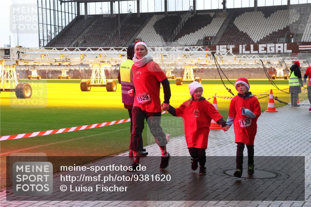 07.12.2025 - St. Pauli X-Mass-Run No. 15 Luisa Fischer http://msf.ph/oto/9381620 07.12.2025 11:18:01 Ziel 1529, 1130, 551, 845, 1122, 1125, 1127, 1130, 1340, 1529, 1531, 1686, 2477, 2766, 2846, 2849, 2915, 4627 meine-sportfotos.de