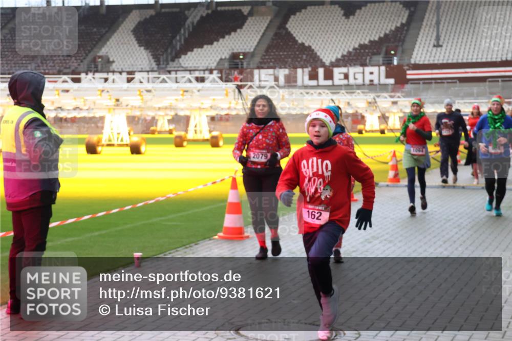 07.12.2025 - St. Pauli X-Mass-Run No. 15 Luisa Fischer http://msf.ph/oto/9381621 07.12.2025 10:46:27 Ziel 2079, 1044, 162, 38, 41, 153, 162, 168, 178, 183, 908, 914, 917, 1041, 1094, 1715, 1823, 1955, 2076, 2079, 2080, 2082, 2089, 2216, 2218, 2303, 2306, 2324, 2326, 2334, 2423, 2574, 2733, 2734, 3835, 3838, 4589, 4616, 4619, 4620, 4762, 4854, 4860 meine-sportfotos.de
