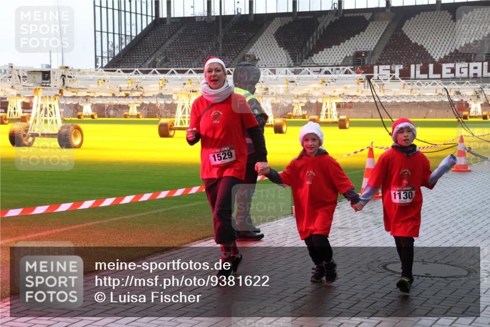 07.12.2025 - St. Pauli X-Mass-Run No. 15 Luisa Fischer http://msf.ph/oto/9381622 07.12.2025 11:18:01 Ziel 1529, 1130, 551, 845, 1122, 1125, 1127, 1130, 1340, 1529, 1531, 1686, 2477, 2766, 2846, 2849, 2915, 4627 meine-sportfotos.de